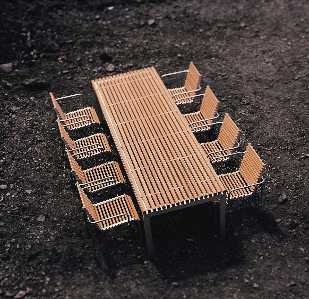 Extempore tabel and 8 stools on a black underground