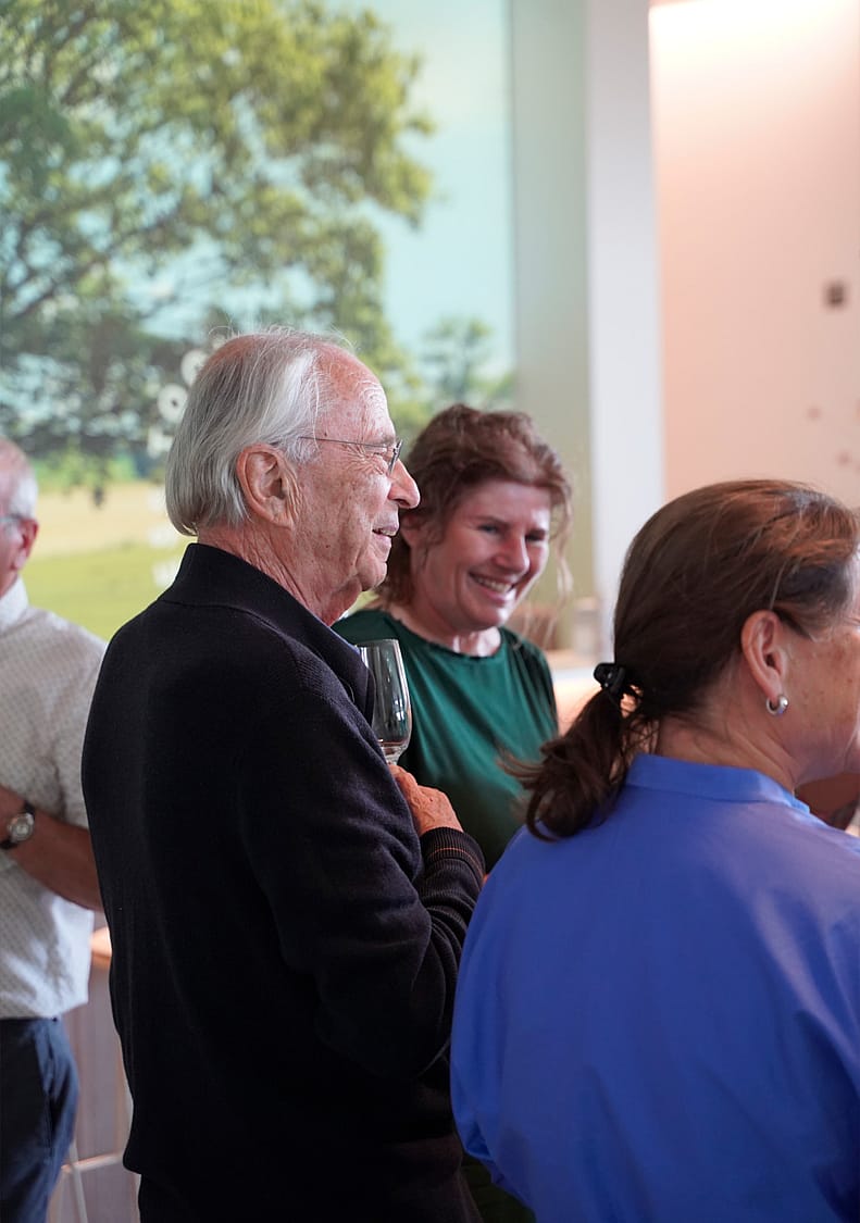 Engineer of the Extempore + additional personnel who have a glass in the showroom