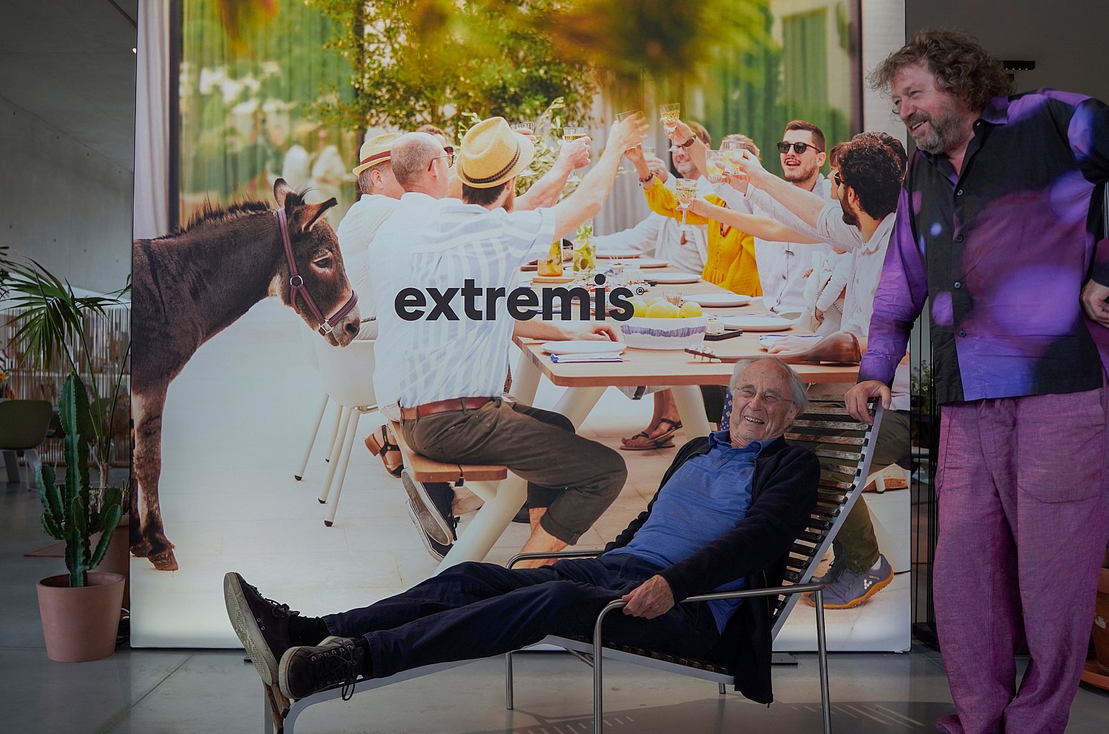 Dirk and innovator Extremis (lying in an Extempore) together in the photograph