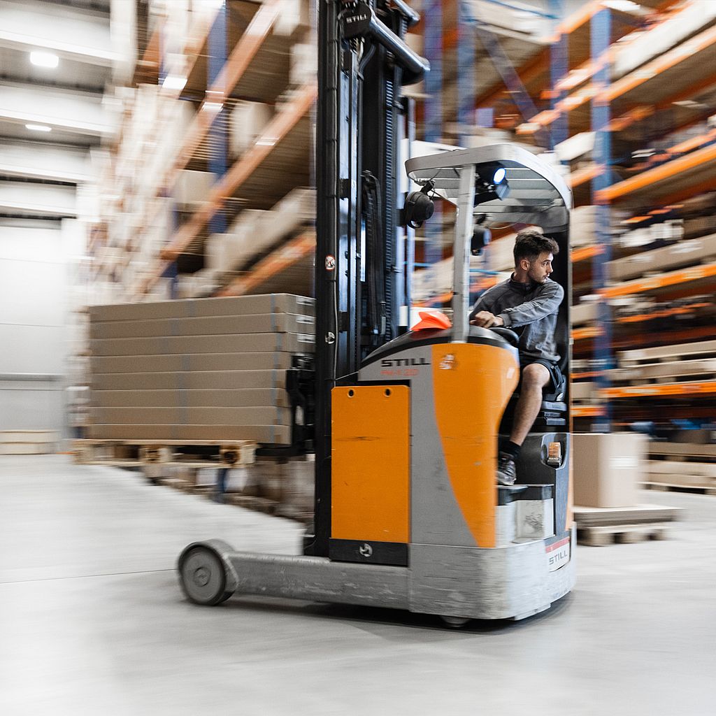 Reachtruck preparing the orders, making fast deliveries possible