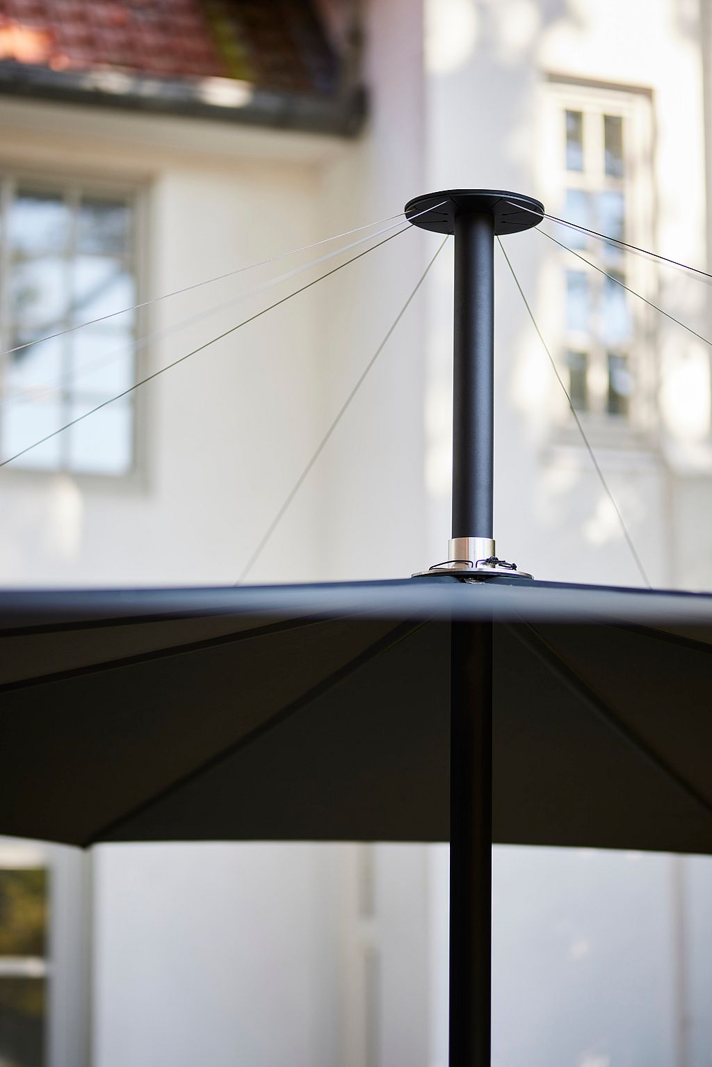 Détail du parasol Inumbra noir.