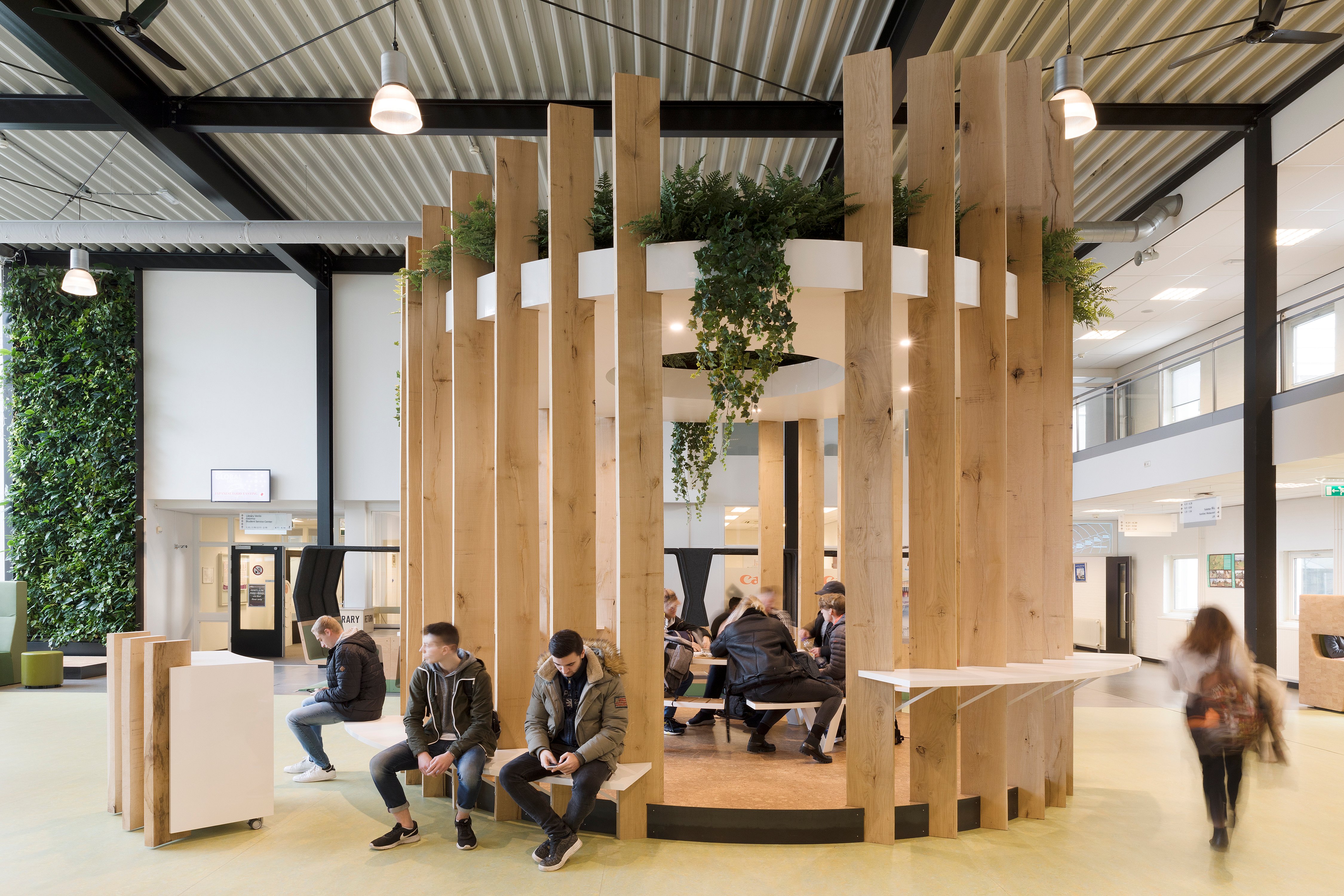 Le design graphique d’Extremis, intitulé « Outils pour le vivre-ensemble », introduit l’idée de meubles qui rassemblent les gens.