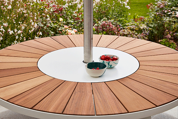   De ronde Pantagruel tuintafel met stoelen en een draaibaar middenblad, ideaal om samen te dineren.