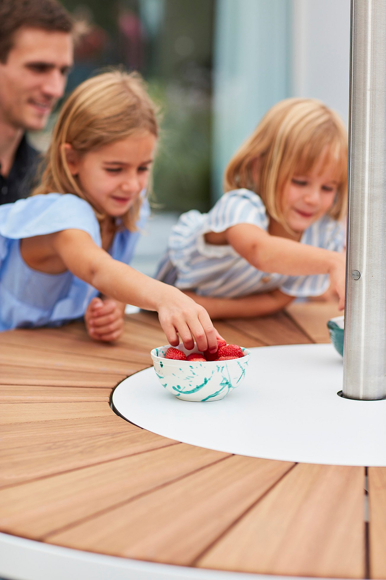   Een ander perspectief van de terrasindeling, met de meubelopstelling en de knusse sfeer.