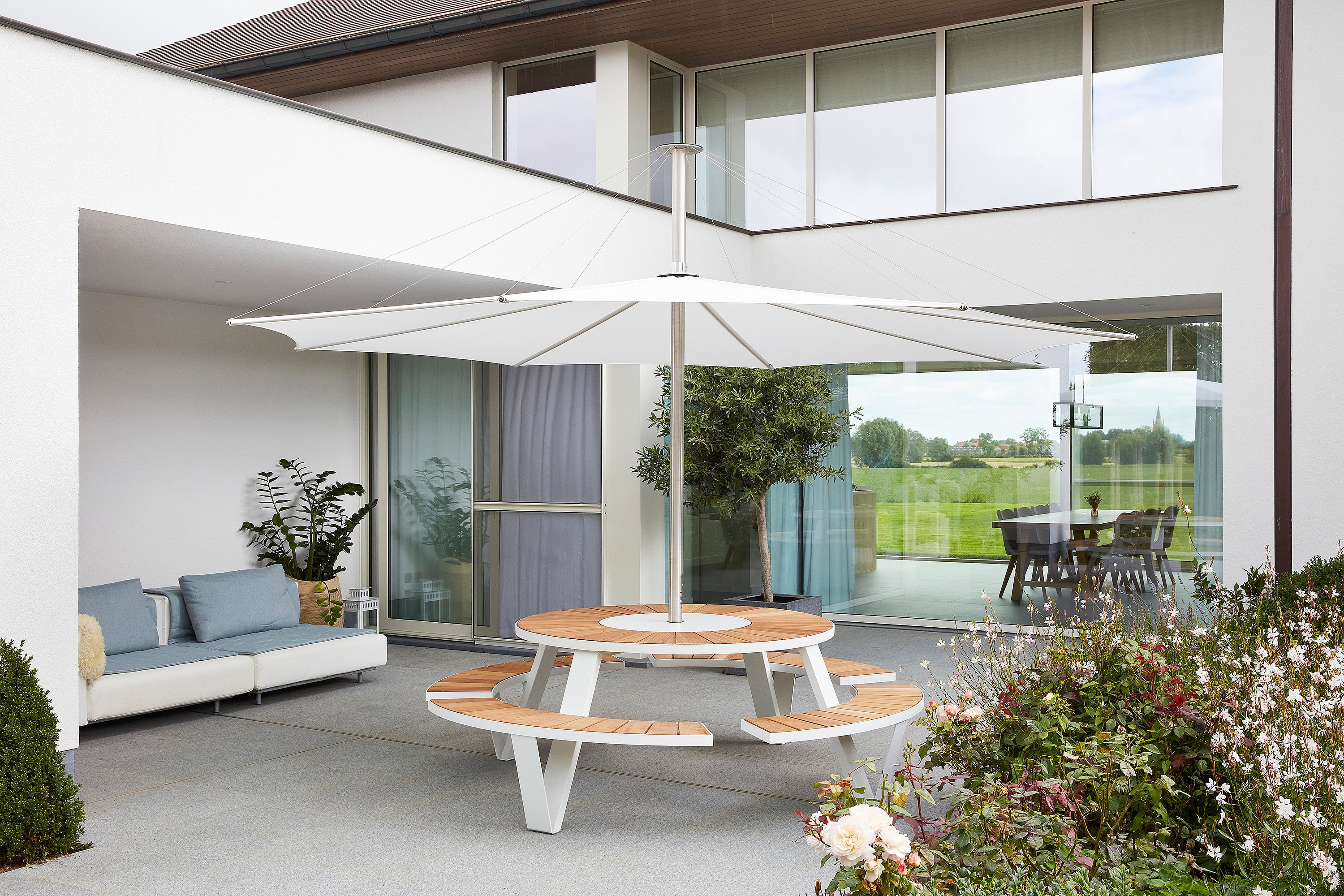 Door de combinatie van verschillende buitenmeubels is dit terras een plek waar iedereen van het gezin van houdt. Voor de ene persoon kan de comfortabele sofa de ultieme plek zijn, terwijl iemand anders liever tijd doorbrengt aan de Picnik-tafel. En hoewel elk gezinslid zijn favoriete plaats heeft, is iedereen het erover eens dat de momenten die ze samen doorbrengen de mooiste zijn.
