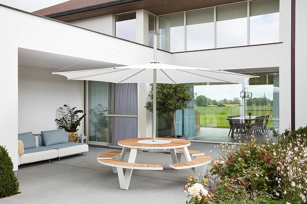 Door de combinatie van verschillende buitenmeubels is dit terras een plek waar iedereen van het gezin van houdt. Voor de ene persoon kan de comfortabele sofa de ultieme plek zijn, terwijl iemand anders liever tijd doorbrengt aan de Picnik-tafel. En hoewel elk gezinslid zijn favoriete plaats heeft, is iedereen het erover eens dat de momenten die ze samen doorbrengen de mooiste zijn.