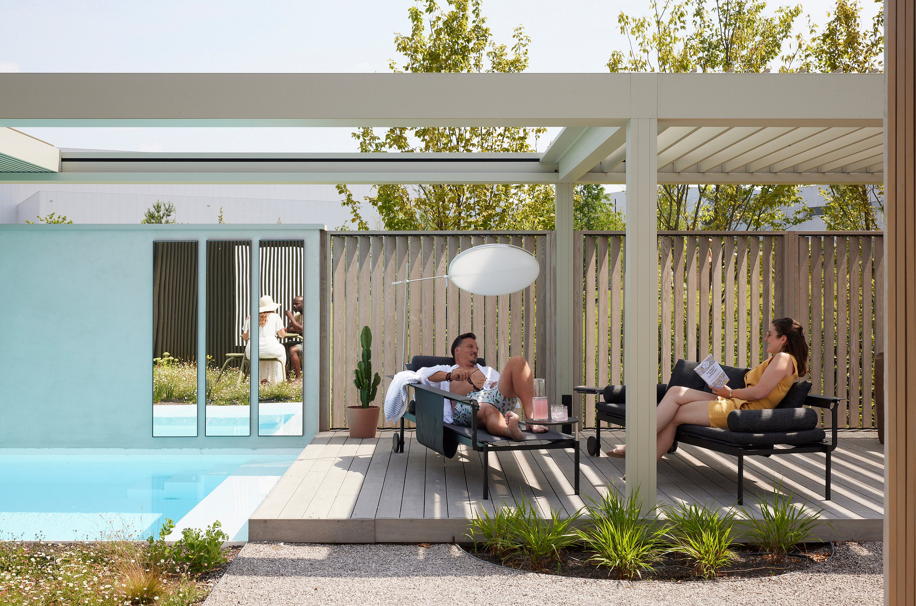 Deze spectaculaire tuin in Kruisem biedt je het summum van zomergenot. De verscheidene terrassen zijn met hun bescheiden proporties geen verre droom voor mensen die in de stadsrand wonen. Elementen met houten lamellen zorgen voor privacy maar bewaren toch een wijds gevoel. Compacte en veelzijdige Tools For Togetherness bewijzen hier dat een beperkte ruimte ten volle benut kan worden. 