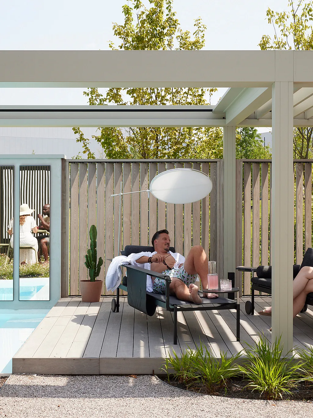 Deze spectaculaire tuin in Kruisem biedt je het summum van zomergenot. De verscheidene terrassen zijn met hun bescheiden proporties geen verre droom voor mensen die in de stadsrand wonen. Elementen met houten lamellen zorgen voor privacy maar bewaren toch een wijds gevoel. Compacte en veelzijdige Tools For Togetherness bewijzen hier dat een beperkte ruimte ten volle benut kan worden.
