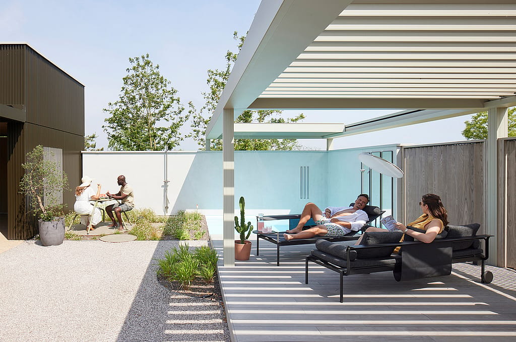 Een ander perspectief van de Sol+Luna meubels in de bredere setting, met zowel de ligstoel als de bank, zo geplaatst dat optimaal van de buitenruimte kan worden genoten.