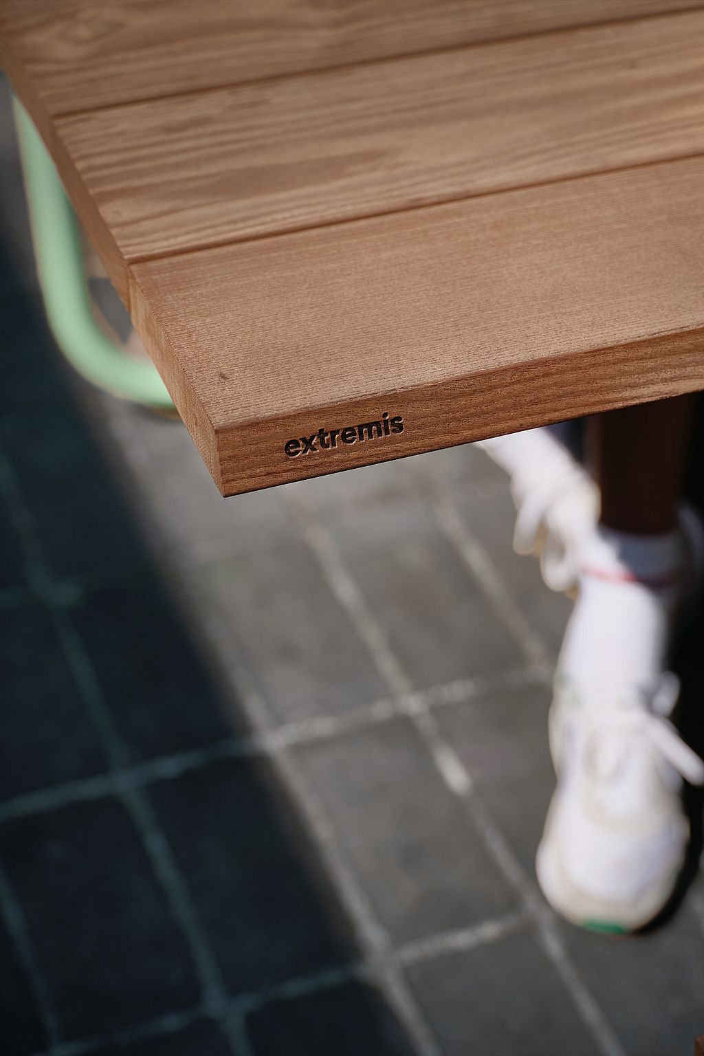 Le texte « Des outils pour le partage » reflète la philosophie de conception du mobilier d'extérieur d'Extremis, qui vise à rassembler les gens.