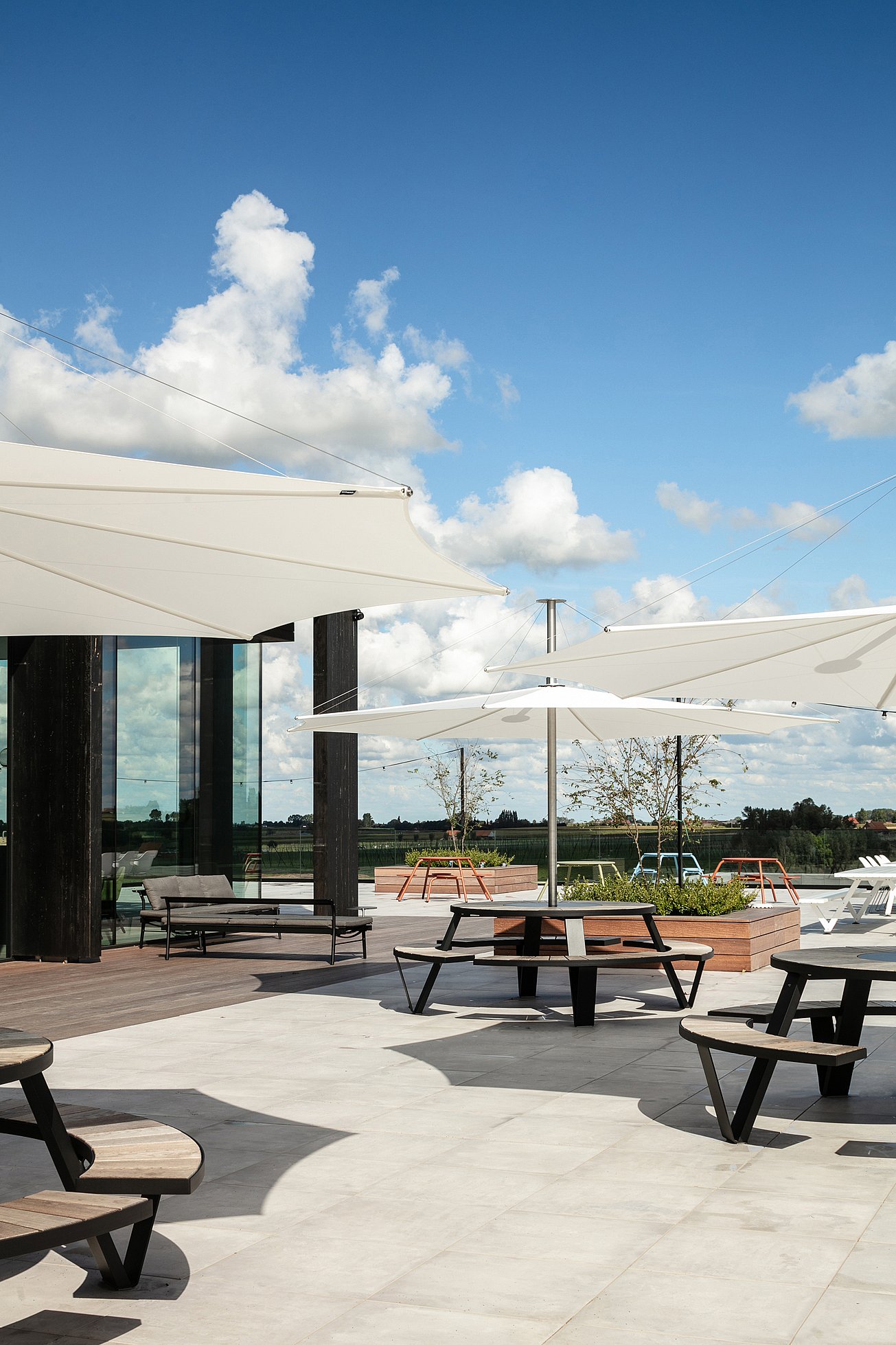 Tables en terrasse sur le toit du Bar Bernard, offrant une vue imprenable sur la ville.