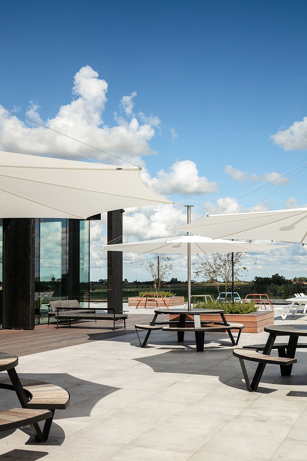 Tables en terrasse sur le toit du Bar Bernard, offrant une vue imprenable sur la ville.