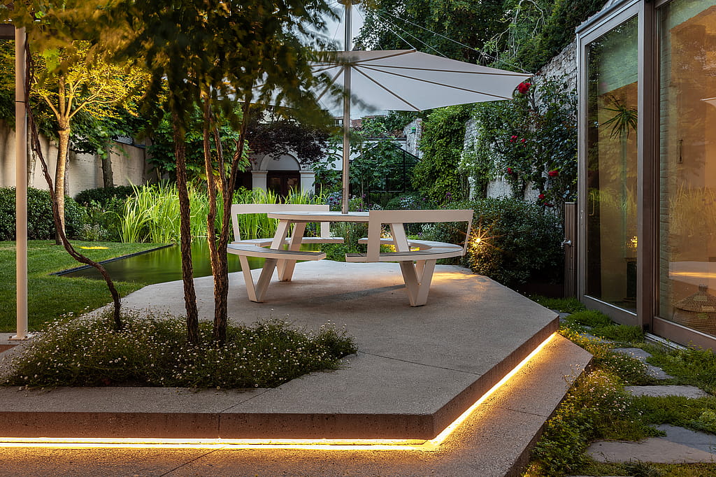 Nahaufnahme des Terrassenrandes, die einen integrierten linearen Lichtstreifen unter der Betonstufe zeigt.