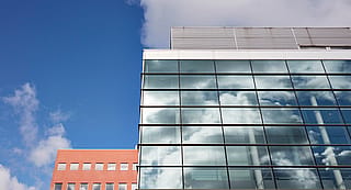 Een uitzicht op het CCV-gebouw in Ieper.