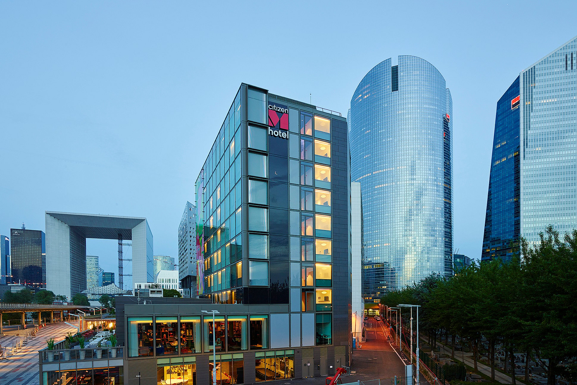   Nahaufnahme des Hotelinterieurs mit stilvollen Sitzmöbeln und Dekoration, die eine entspannte und moderne Atmosphäre schaffen.