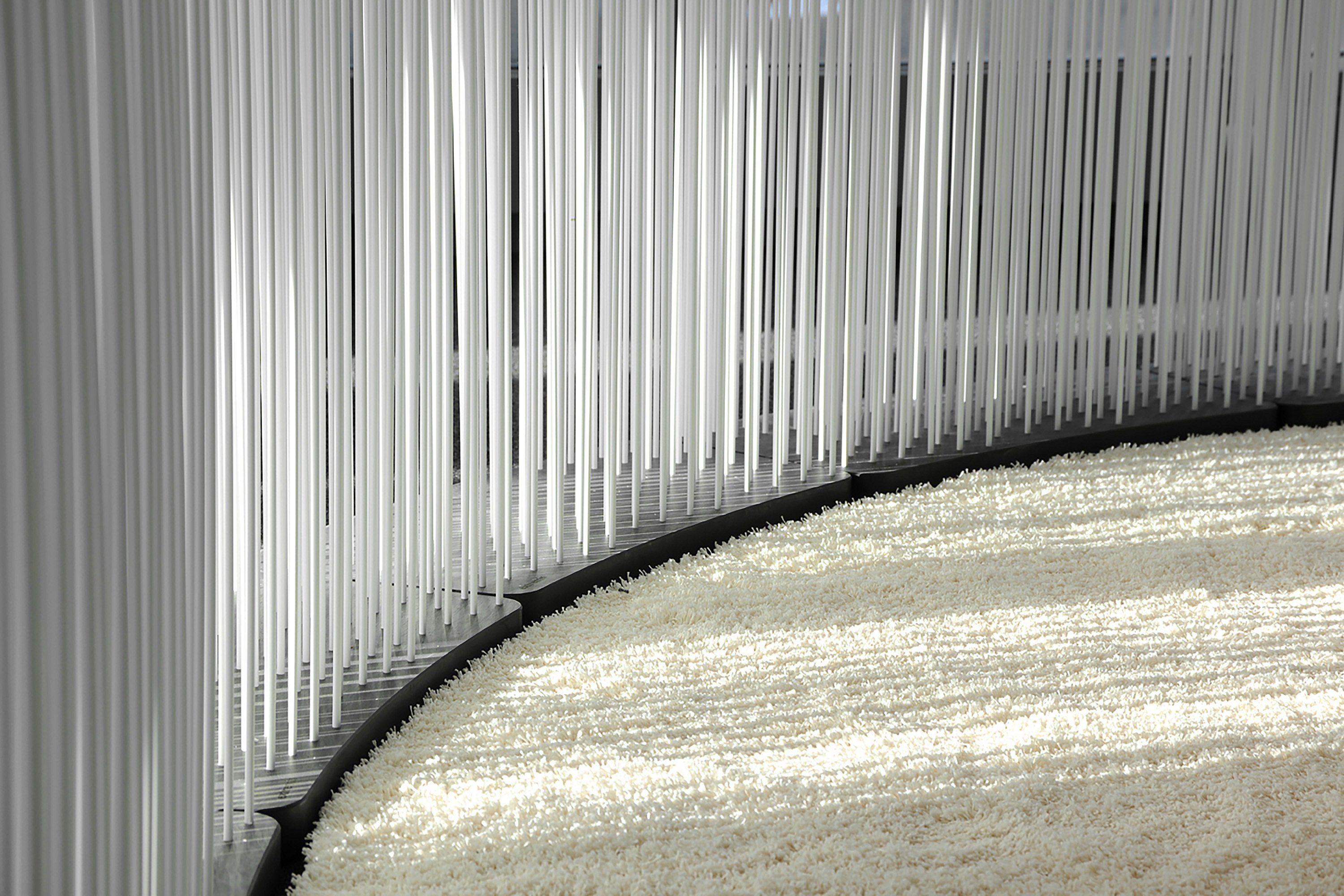   Moderne Büroräume mit Extremis Sticks als halbtransparenter Trennwand zwischen kollaborativen Arbeitsbereichen schaffen eine offene und luftige Atmosphäre.