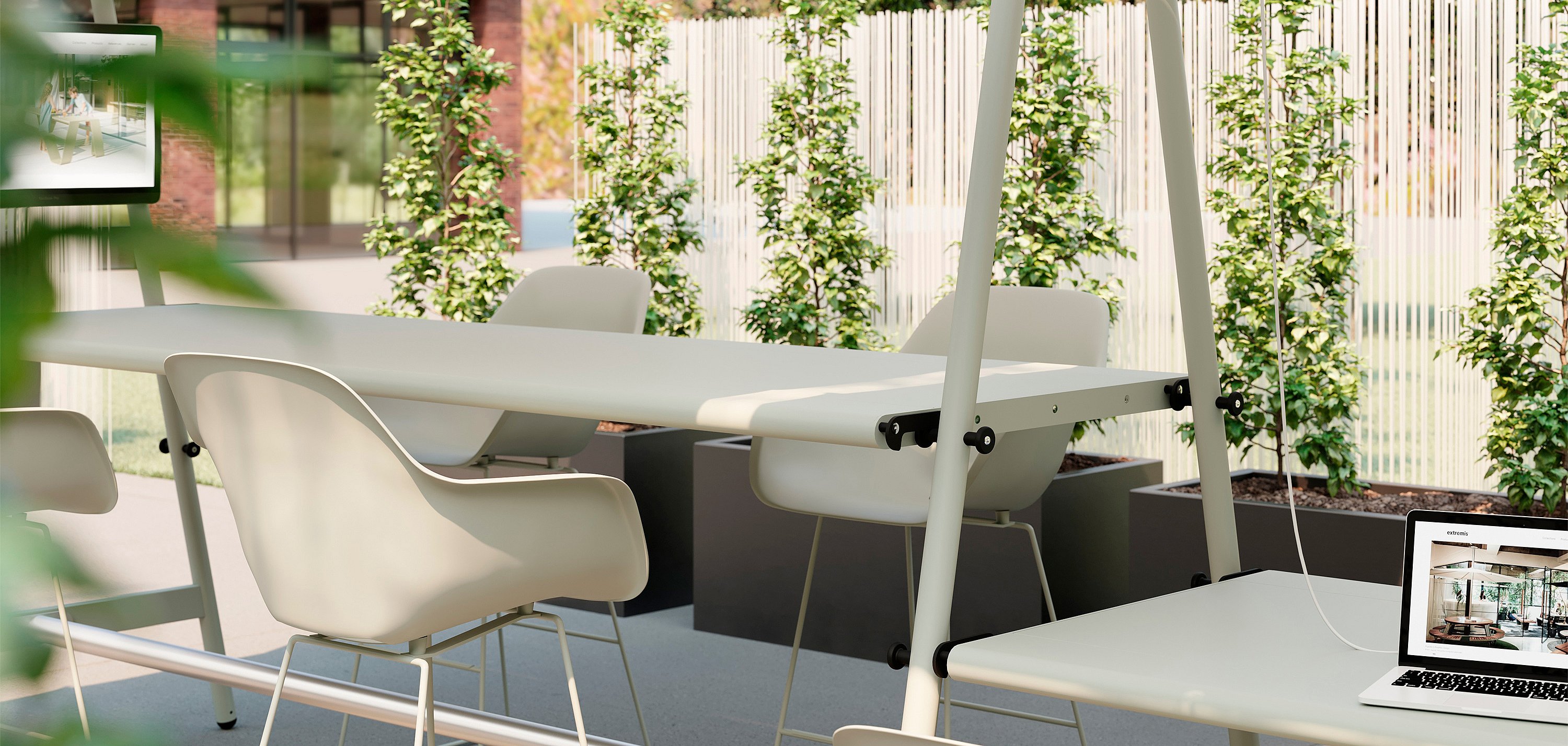   Moderne buitenkantoorruimte met lange AMAi-tafels, witte Captain's-stoelen en een stoffen zonnescherm, omgeven door plantenbakken en groen.
