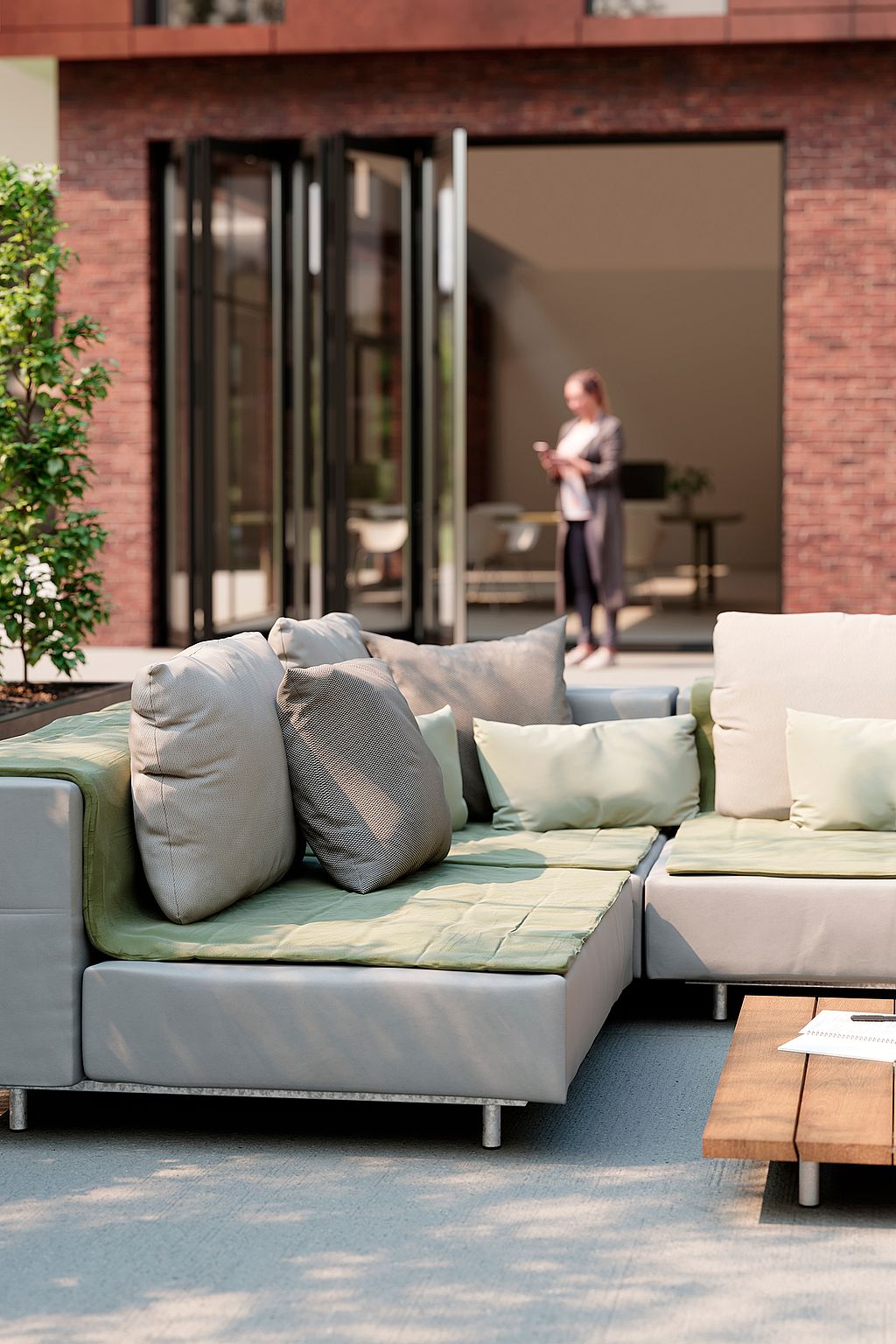 Comfortabele Walrus-buitenbank op een terras, een ontspannen plek voor informele gesprekken of pauzes tijdens de werkdag.