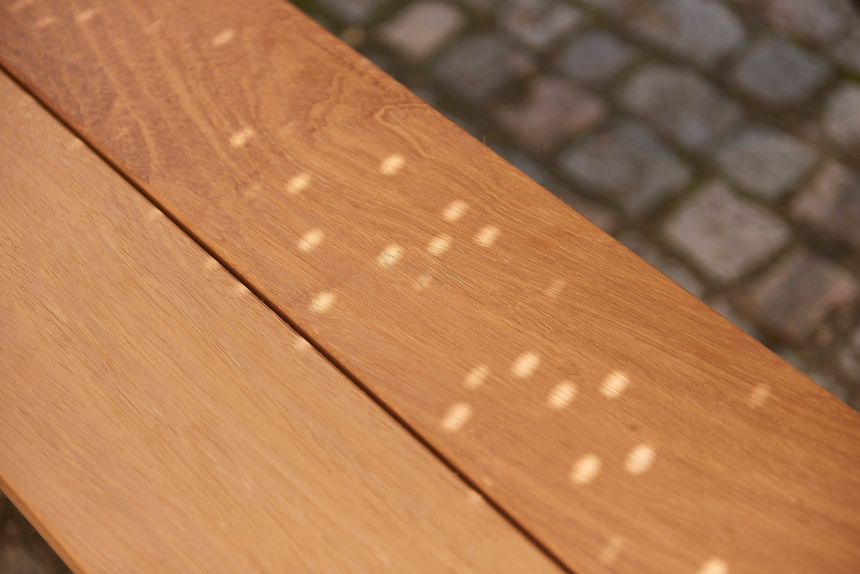   Ombre projetée sur les sièges de la table Anker.