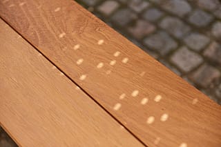 Ombre projetée sur les sièges de la table Anker.