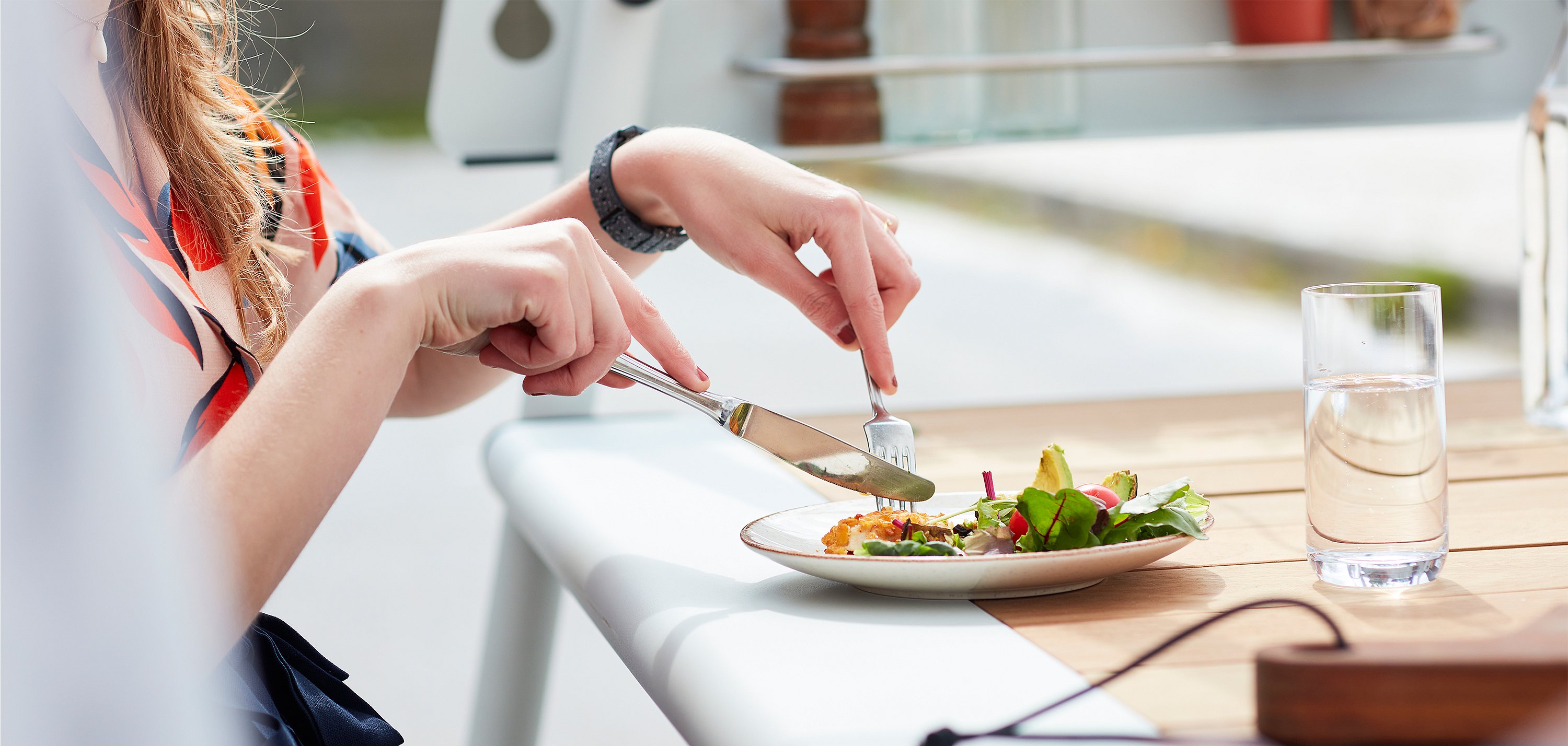 "Persoon geniet van haar heerlijke eten op de AMAi-tafel"