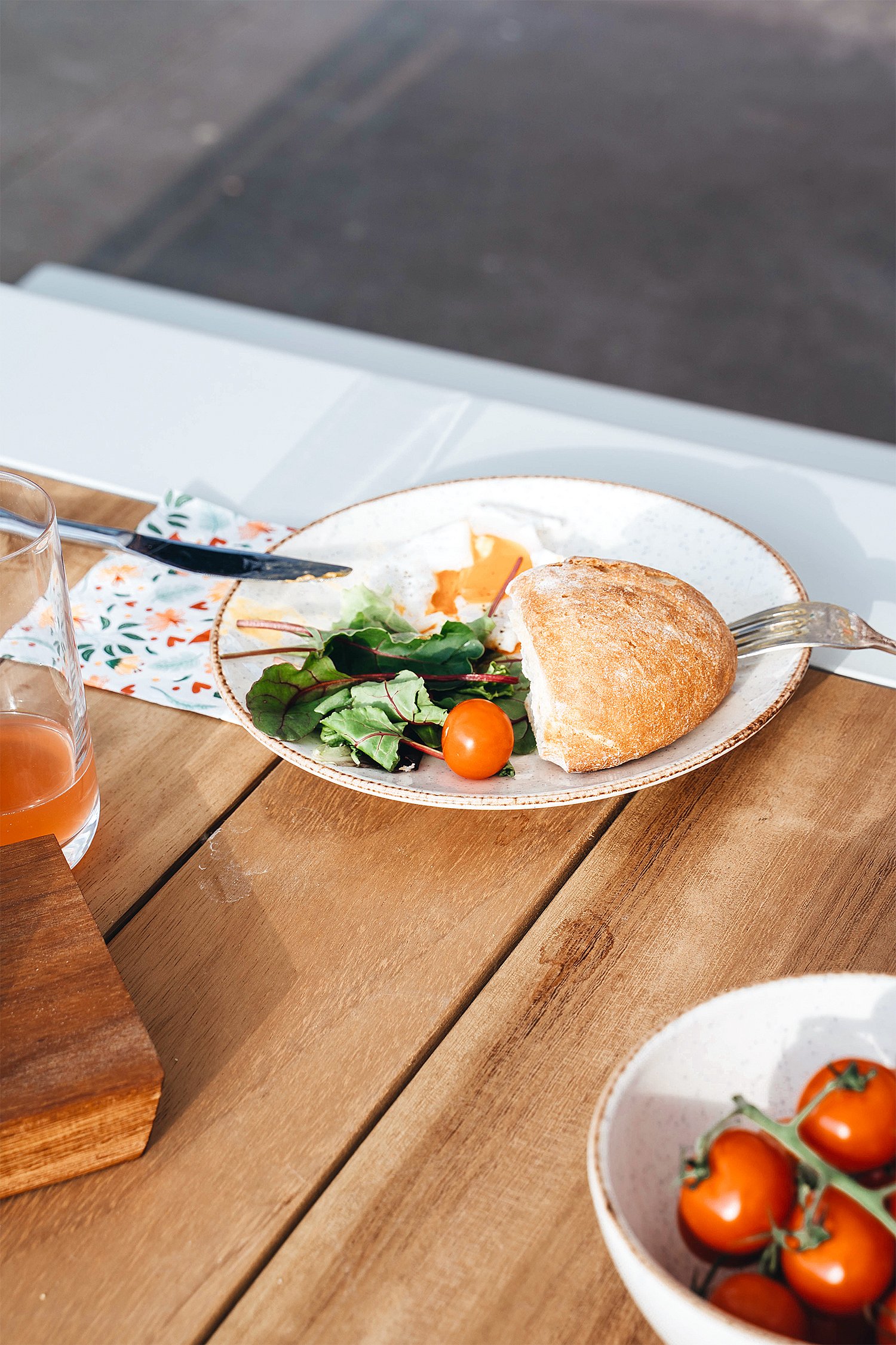 "klaar om voedsel te eten op de amai-tafel"