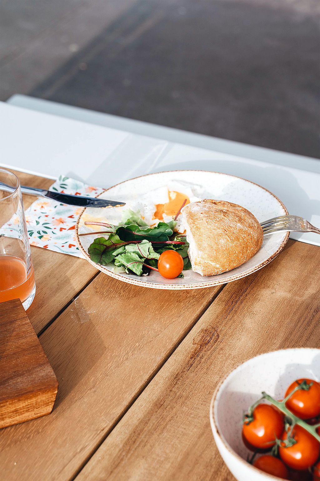 "klaar om voedsel te eten op de amai-tafel"