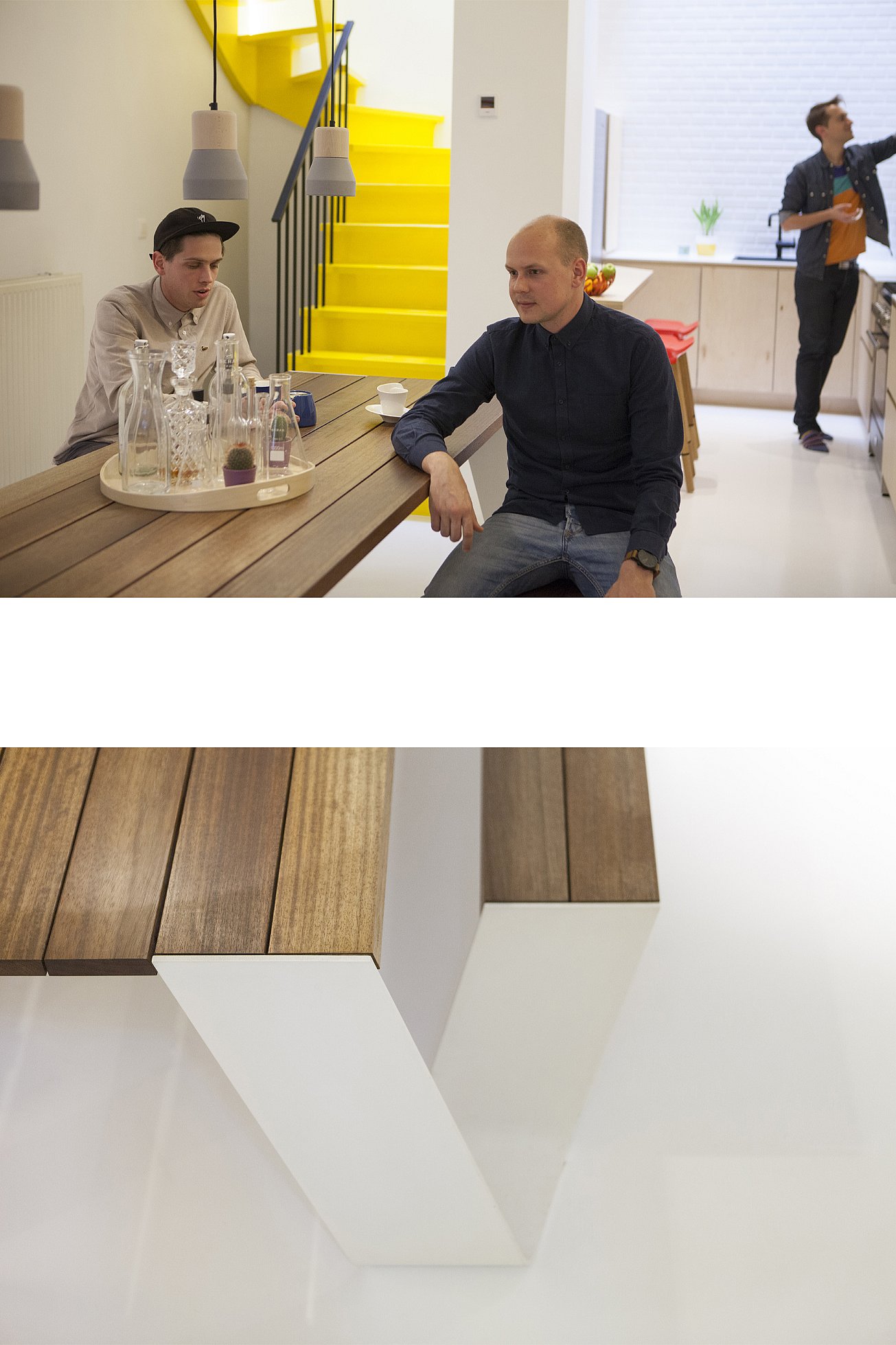 Amis ou collègues assis autour de la table Hopper, partageant un café et discutant dans une ambiance décontractée, idéale pour travailler à domicile. Vue détaillée du design de la table et du banc Hopper, mettant en valeur la surface en bois et les lignes épurées et modernes de l'intérieur.