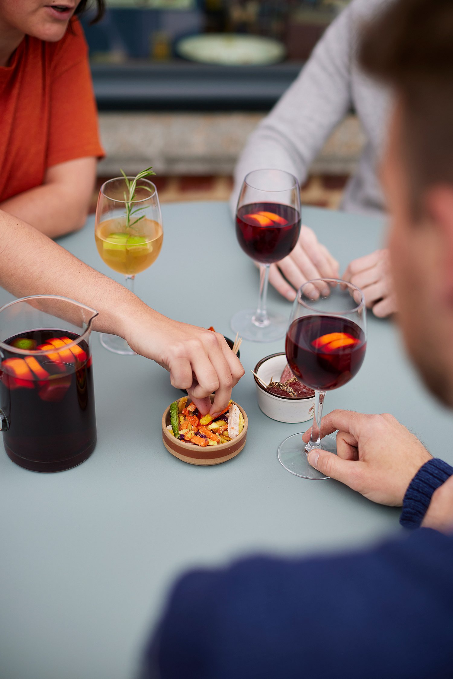 „Guests drink delicious drinks on their tiki table “