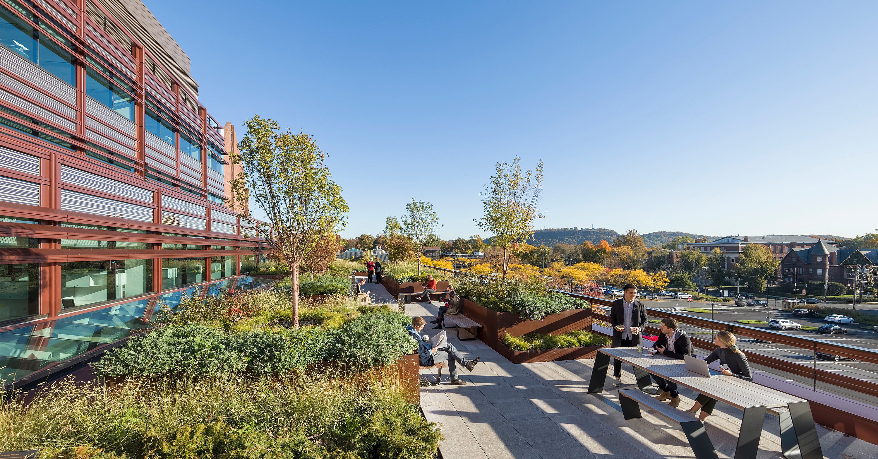   Die begrünte Dachterrasse neben dem Science Building bietet Studierenden und Mitarbeitenden die Möglichkeit, an den Hopper-Picknicktischen zu lernen, sich zu unterhalten und im Freien mit Blick auf den Campus zu arbeiten.