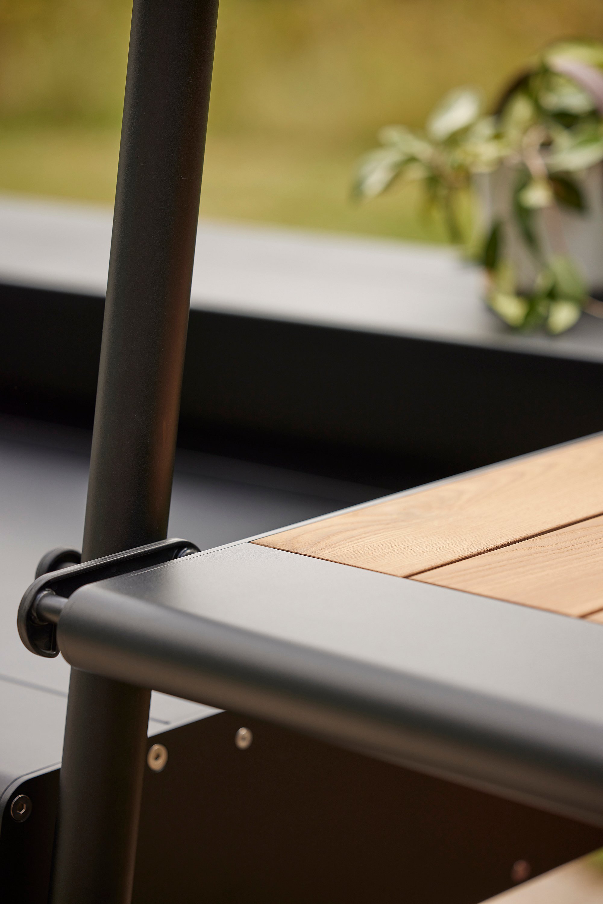   Gros plan du plateau réglable de la table AMAi.