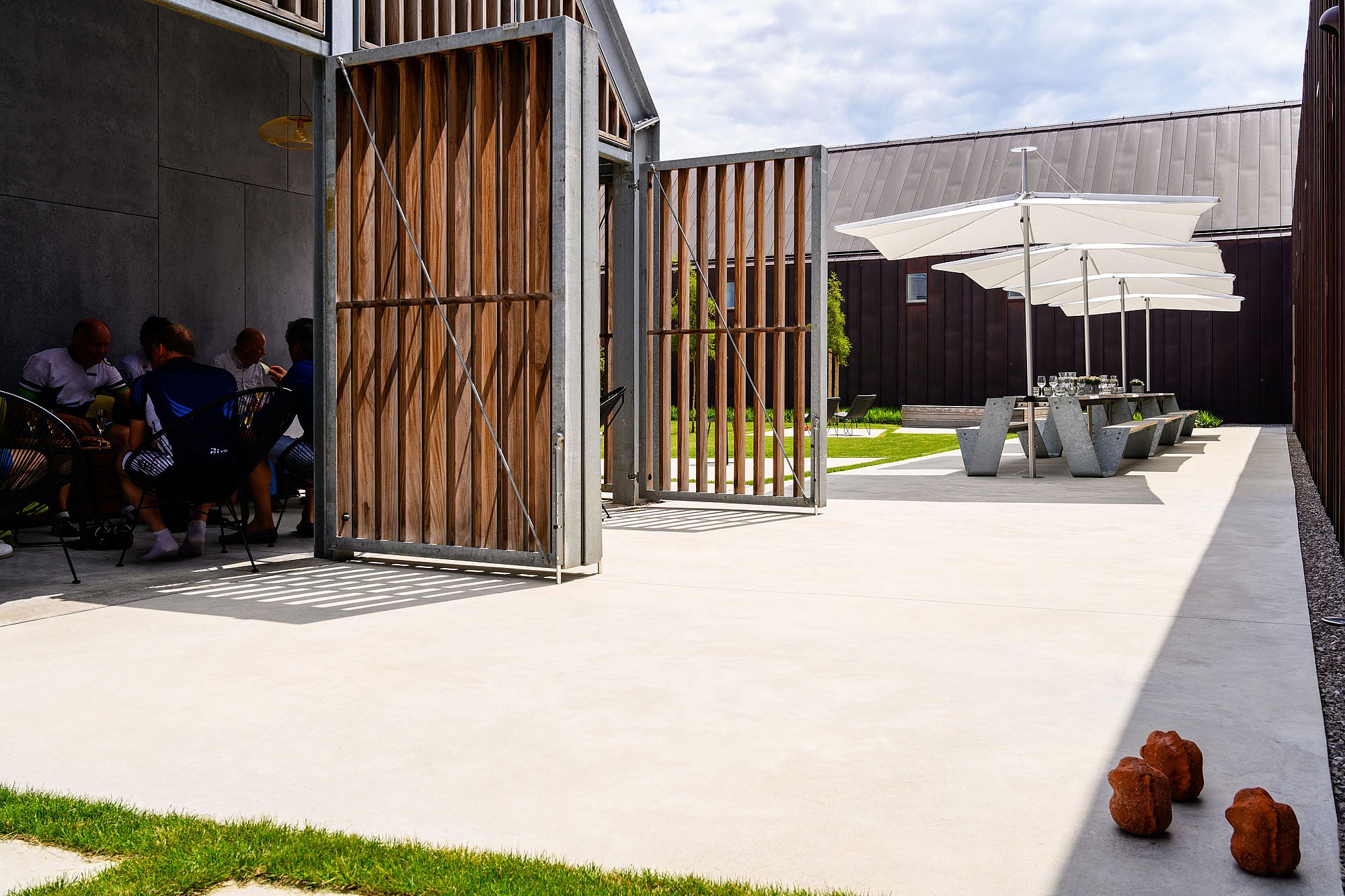Copper-clad holiday home with Hopper tables aligned along the terrace, where the clean table design blends with the lodge’s strong architectural lines.