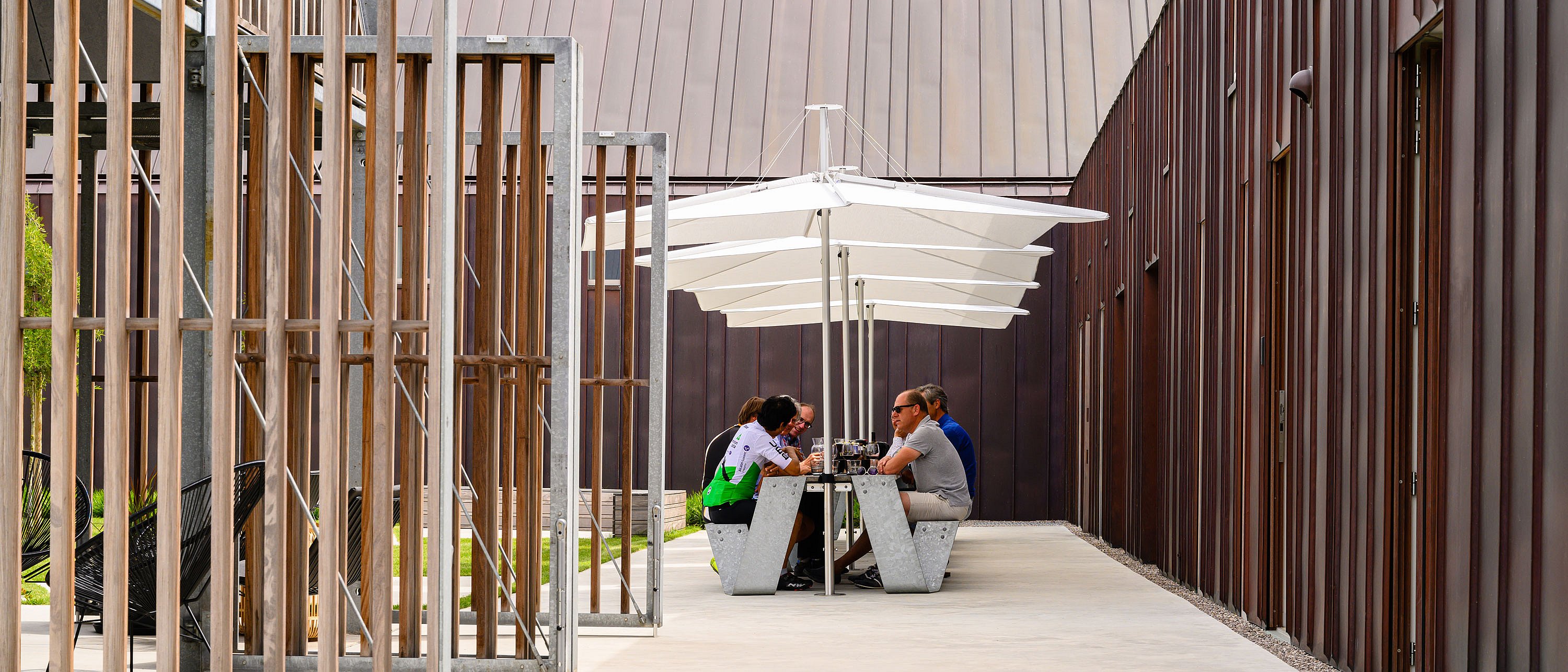 Copper-clad holiday home with Hopper tables aligned along the terrace, where the clean table design blends with the lodge’s strong architectural lines.