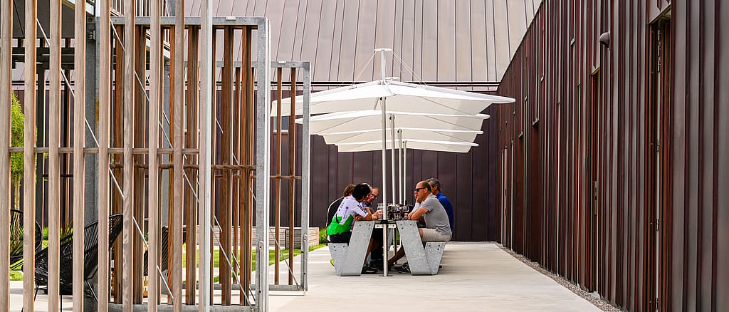 Copper-clad holiday home with Hopper tables aligned along the terrace, where the clean table design blends with the lodge’s strong architectural lines.