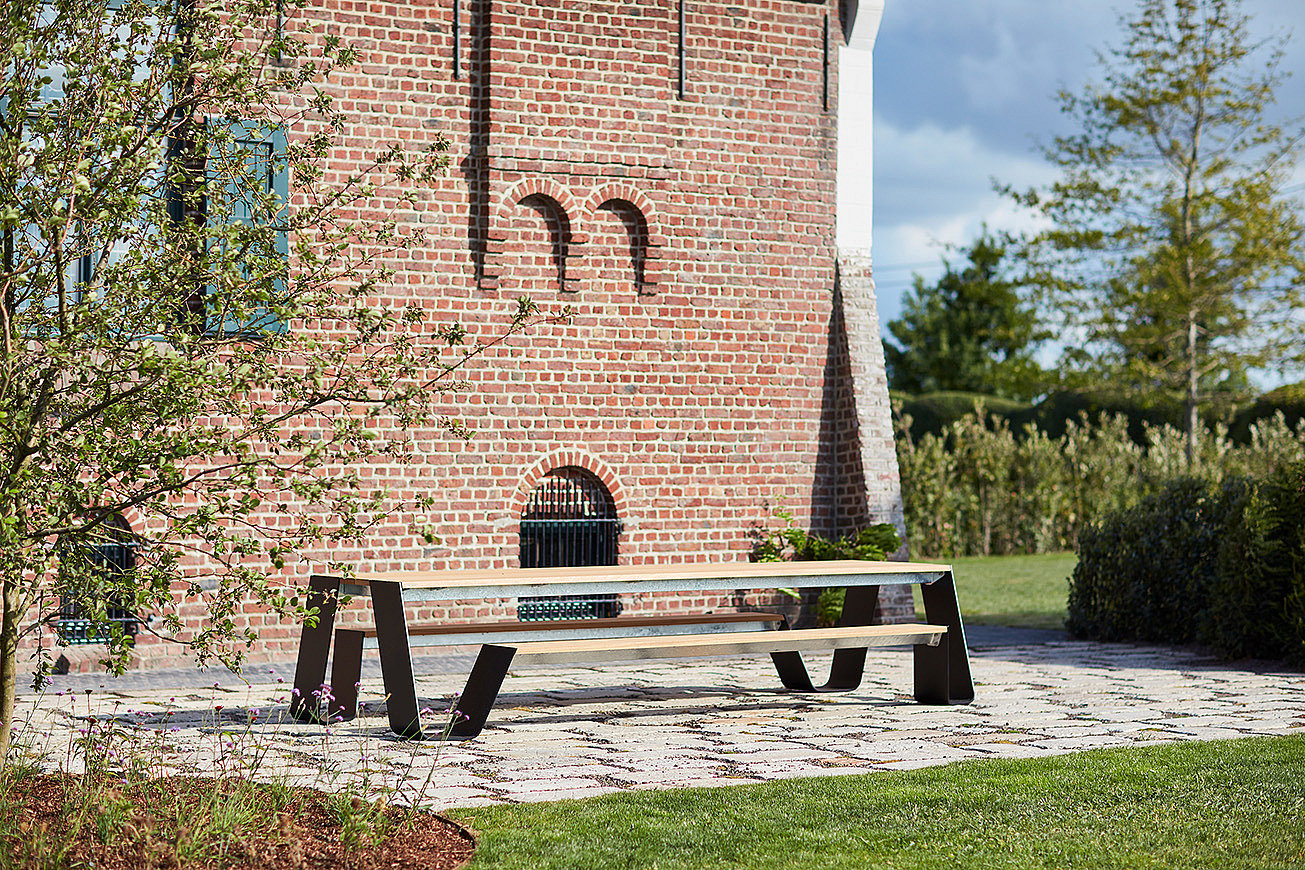 Gerenoveerd vakantiehuis in Ieper met zitplaatsen in de buitenlucht dat de toon zet voor gedeelde familiemomenten en ontspannen tijd samen.