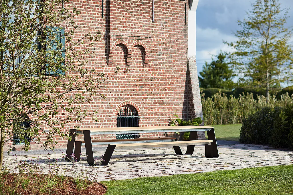 Maison de vacances à la ferme rénovée à Ypres avec terrasse extérieure qui met en scène des moments partagés en famille et du temps détendu ensemble.