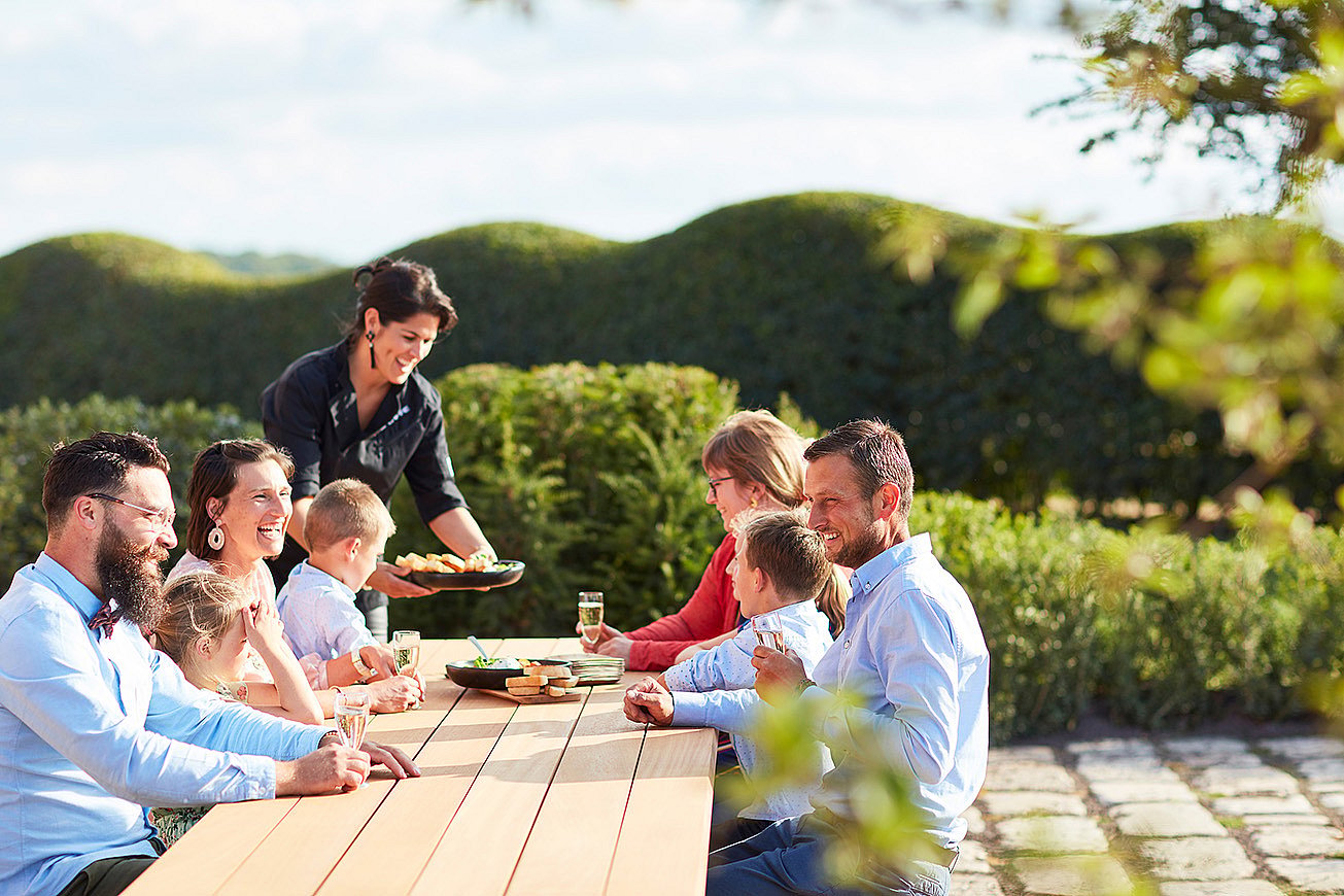 Hopper picnic table at the Eikenburg holiday house, creating a welcoming place for family and friends to gather for drinks and homemade appetizers.