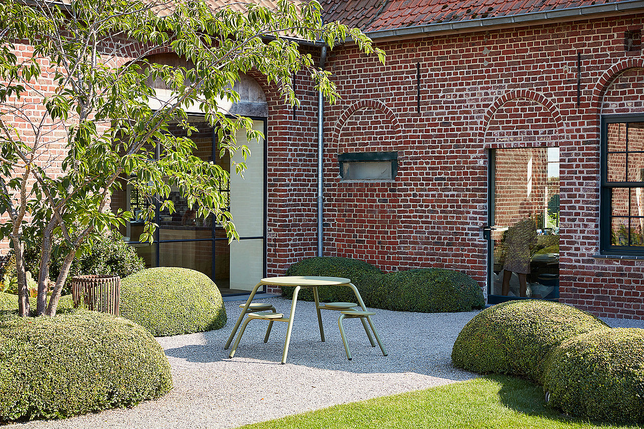 Frivolous Virus table arranged outdoors at Eikenburg, adding a playful and lively touch to the family-friendly setting.