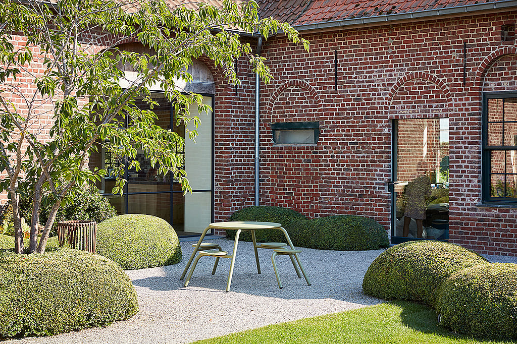 Frivolous Virus table arranged outdoors at Eikenburg, adding a playful and lively touch to the family-friendly setting.