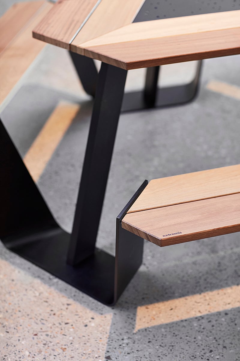 La table de pique-nique Anker placée à l’intérieur du centre de coworking, combinant du bois dur tropical chaud avec des pieds enduits de poudre noire qui correspondent à l’architecture industrielle.