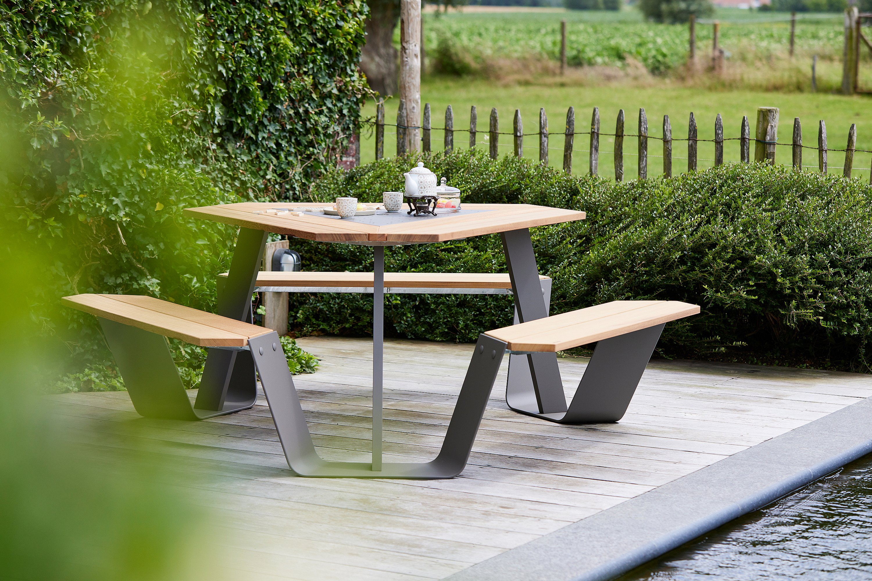 Terrasse de jardin décontractée avec une table de pique-nique Anker, conçue pour favoriser la convivialité à tout moment de la journée.