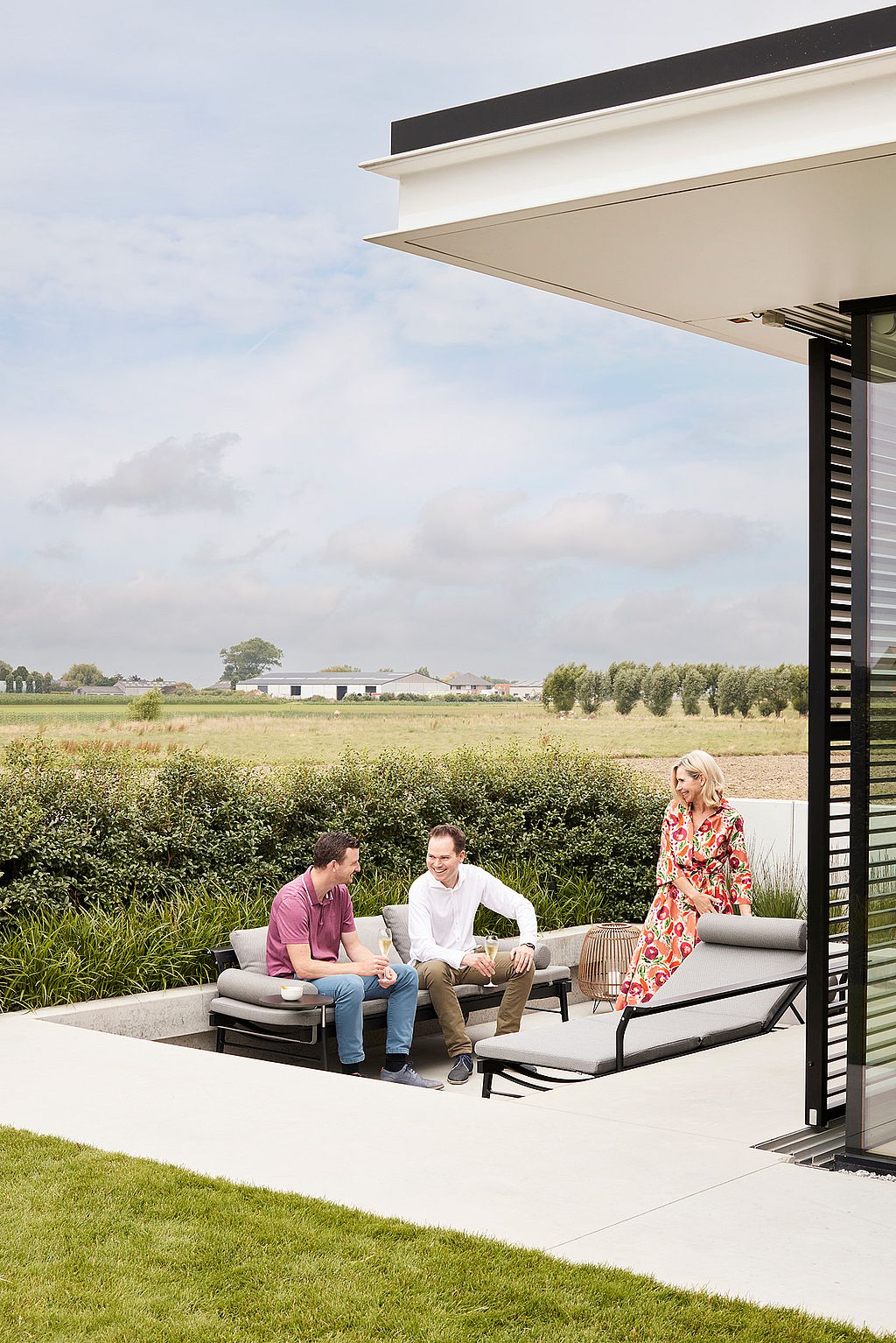 Sol+Luna Outdoor-Loungesessel in einem Wohngarten, dargestellt als weicher, zurückgelehnter Sitz zum Entspannen in der Sonne.