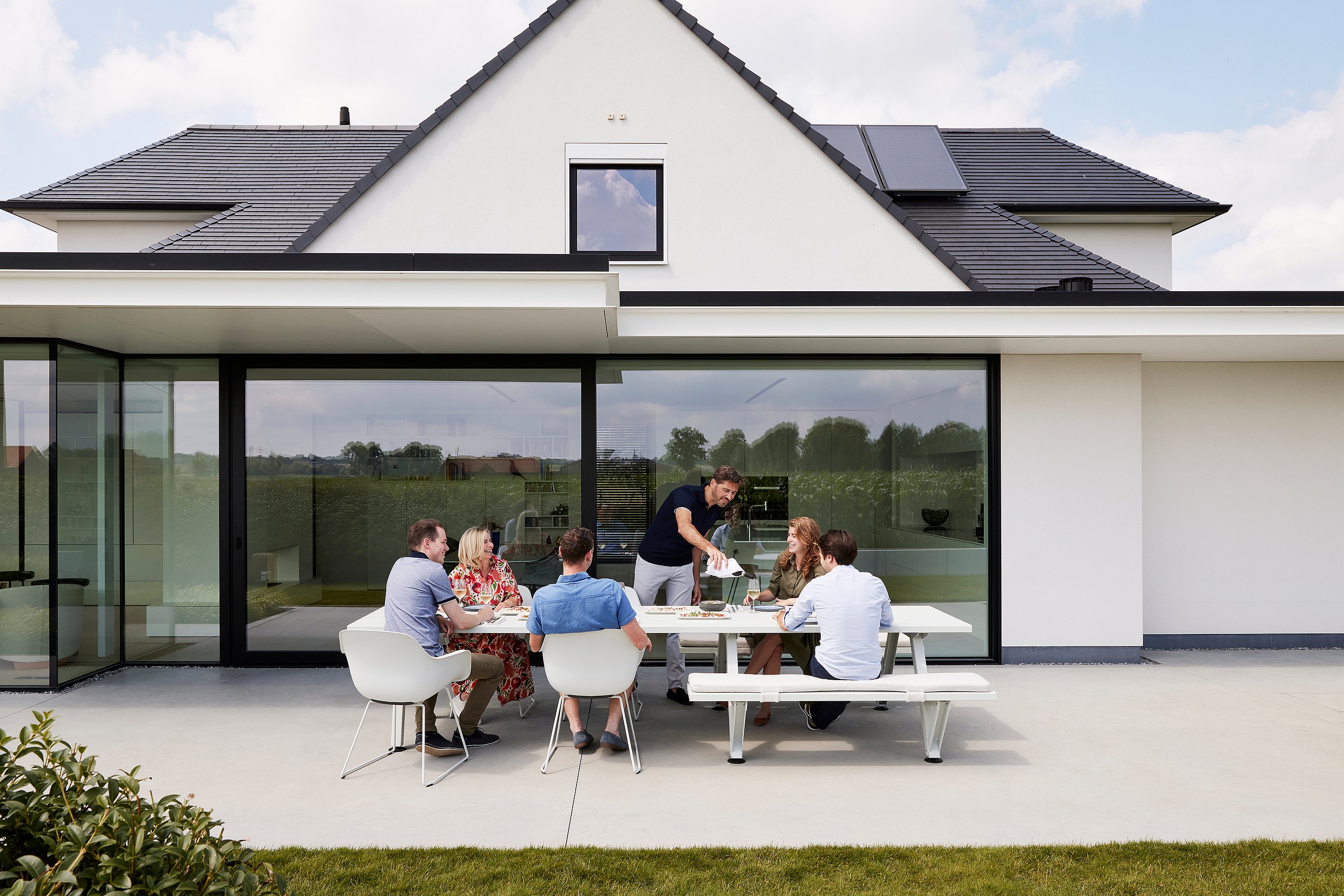 Entspannte Familiengartenanlage in Hooglede mit Gartenmöbeln für einen gemütlichen Sonntag mit Frühstück, Mittagessen und gemeinsamem Entspannen in der Sonne.