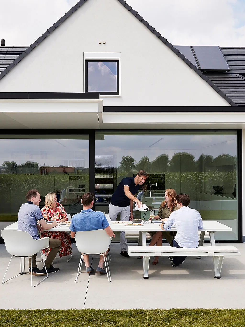 Entspannte Familiengartenanlage in Hooglede mit Gartenmöbeln für einen gemütlichen Sonntag mit Frühstück, Mittagessen und gemeinsamem Entspannen in der Sonne.