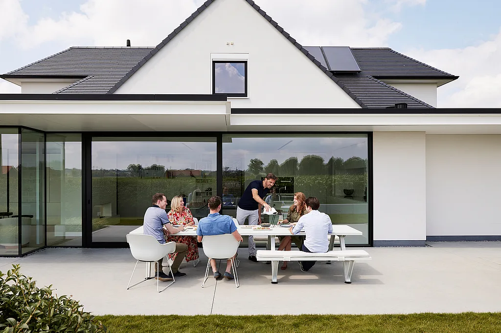Ontspannen familietuin in Hooglede met tuinmeubelen voor een langzame zondag van ontbijt, lunch en samen loungen in de zon.