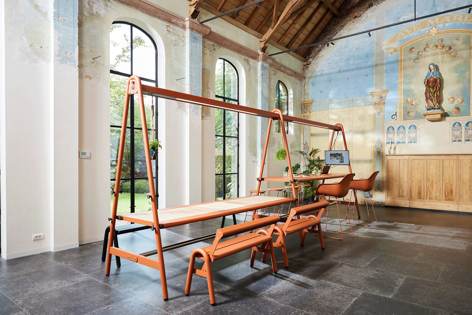 Een overzicht van de oranje AMAi tafel op kantoor.