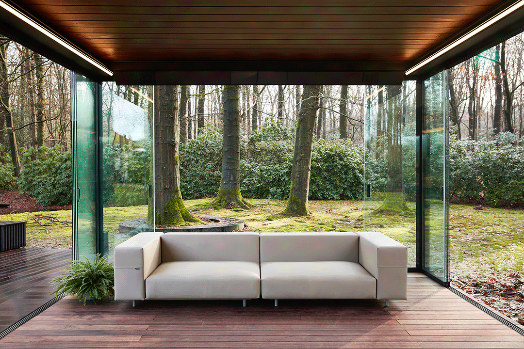 Animiertes Bild eines beigen modularen Sofas im Glaspavillon, abwechselnd mit einem einfachen Aufbau und einer Version mit Sitzkissen und Rückenkissen aus Terrakotta.