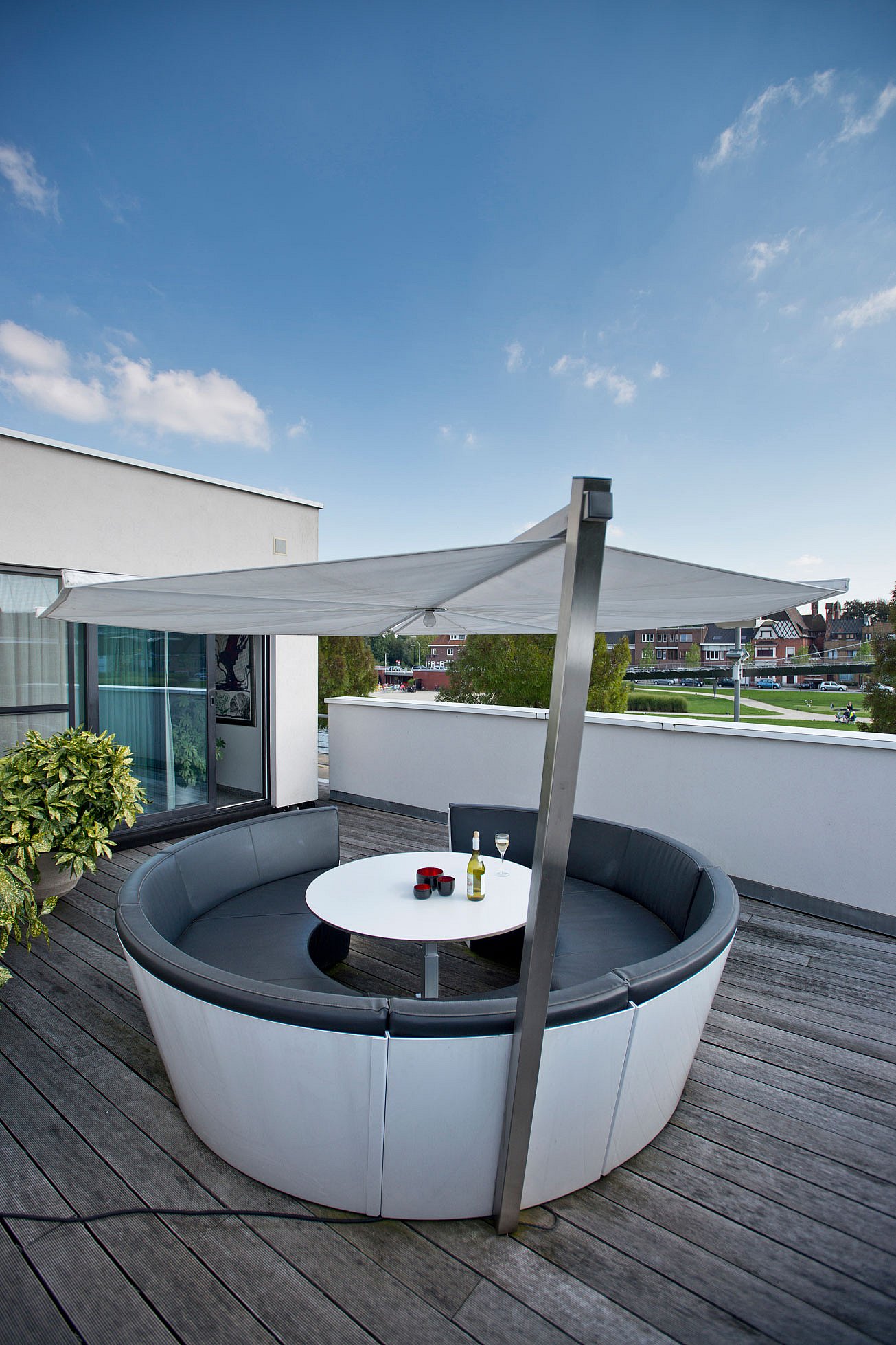 De kosmos schaduw zit op een zonnig terras met een smakelijke wijn eronder.