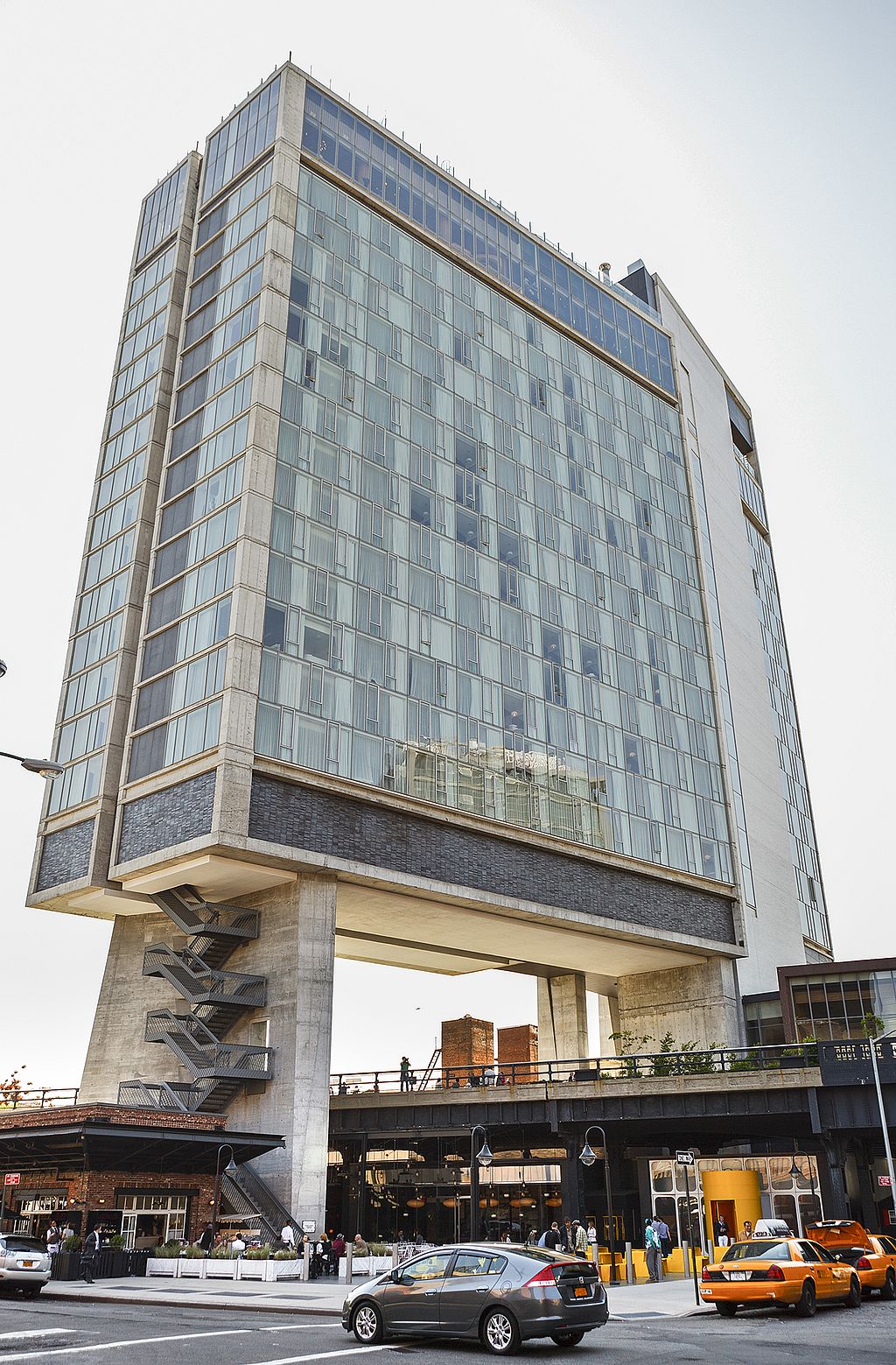 Das Standard Hotel erhebt sich auf Betonstützen über der Straße, mit gelben Picnik-Tischen und gelben Taxis, die dem darunter liegenden Eingang Farbe verleihen.