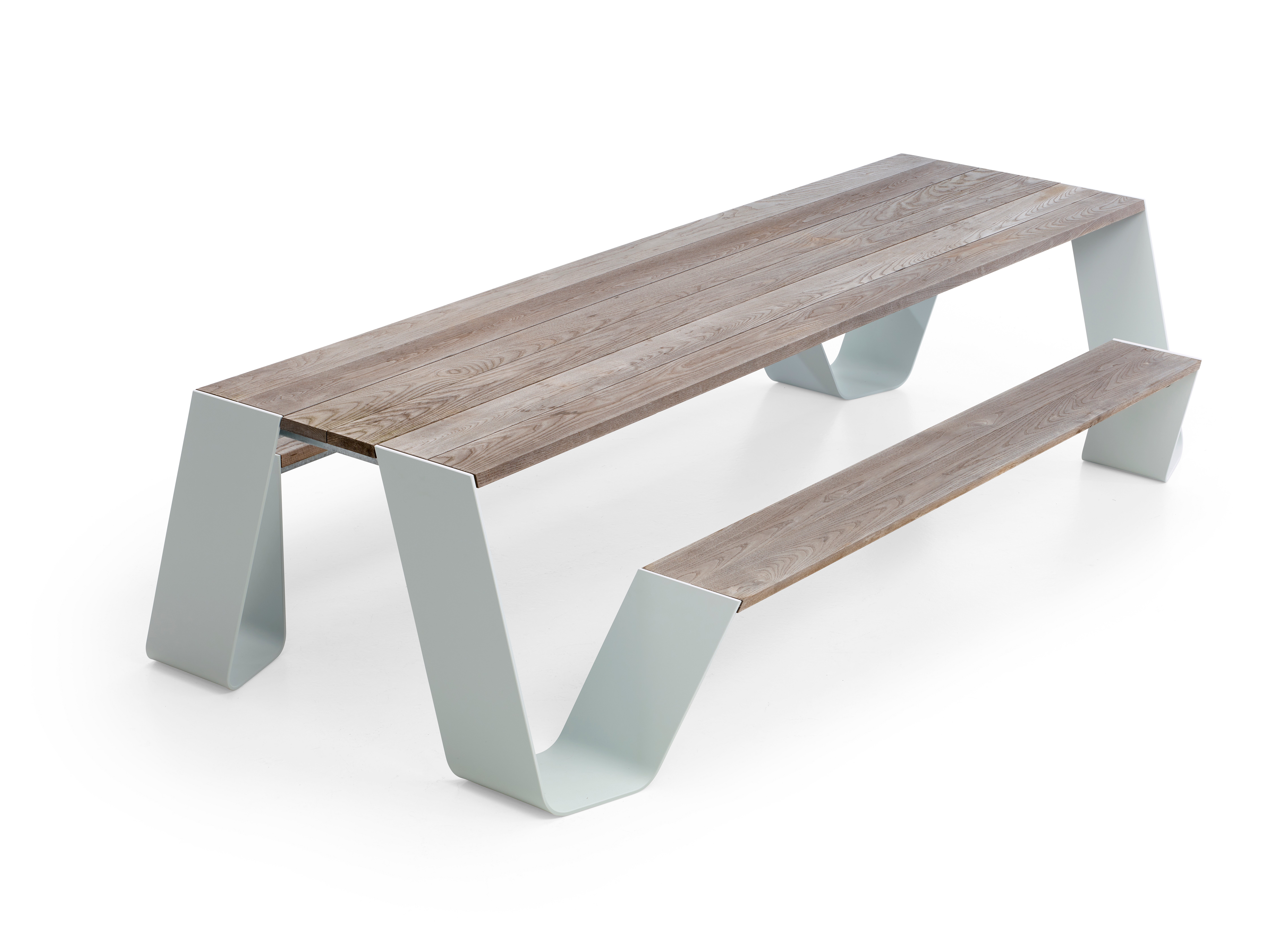 Studio-Produktbild eines Hopper-Picknicktisches mit verwitterter Holztischplatte und Banklatten auf hellen, pulverbeschichteten Metallbeinen, dargestellt vor einem hellgrauen Hintergrund.